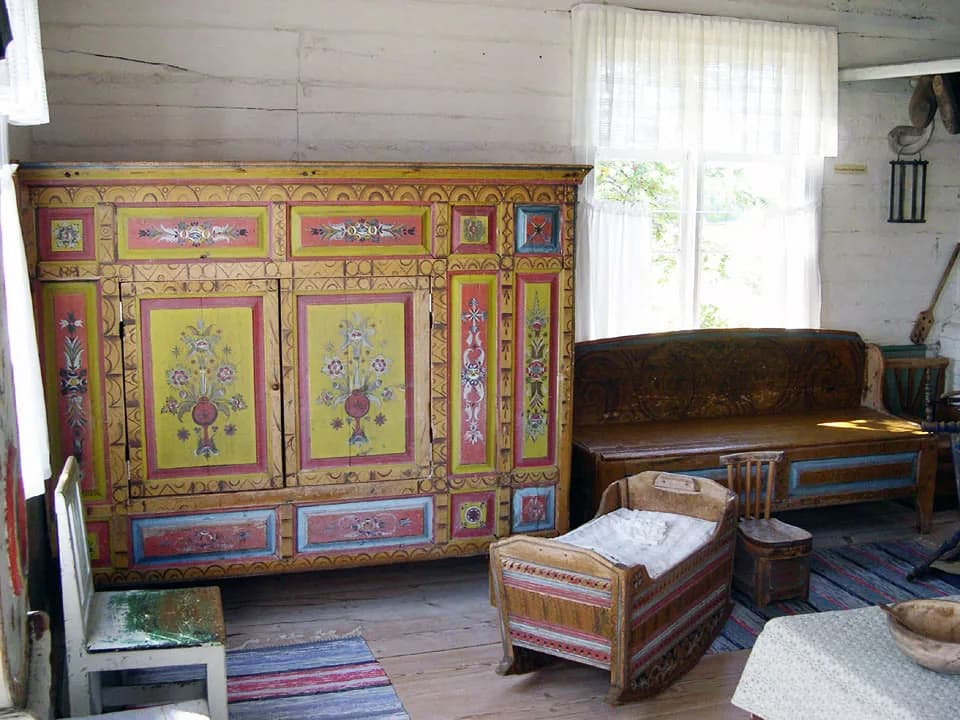 Vacker interiör med representerat allmogemåleri